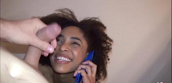  Schwarzes Teen Luna telefoniert mit Freund beim Fremdgehen